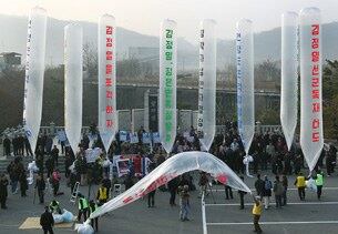 북한은 최근 대북 심리전을 막기 위해 청소년들에 대한 사상교양 강화를 다짐하고 있다.  사진은 보수단체들이 북한의 연평도 포격을 규탄하는 대북전단을 띄우기 위해 대형풍선을 준비하고 있는 모습.