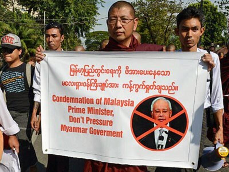 Myanmar Buddhist monks stage a protest outside the Malaysian embassy in Yangon to denounce Malaysian Prime Minister Najib Razak's support for Rohingya Muslims, Dec. 3, 2016.