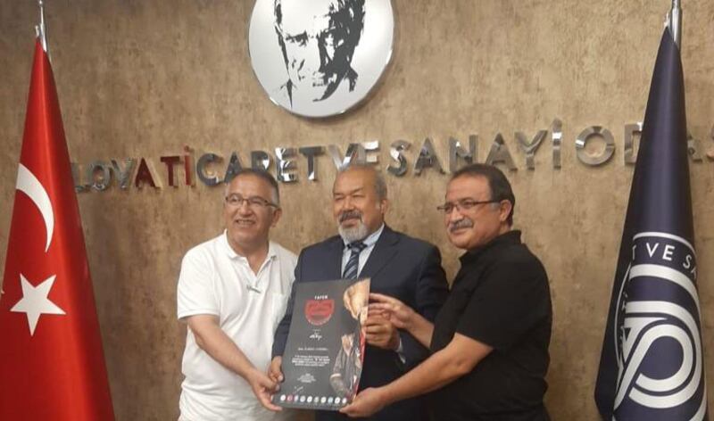 تۈركىيەنىڭ يالوۋا شەھىرىدە ئۆتكۈزۈلگەن «تۈركىي خەلقلەردىن بولغان ئاممىۋى تەشكىلاتلار رەھبەرلىرى يىغىنى» دا خاتىرە بويۇم تارقىتىش. 2022-يىلى 22-ئىيۇل.