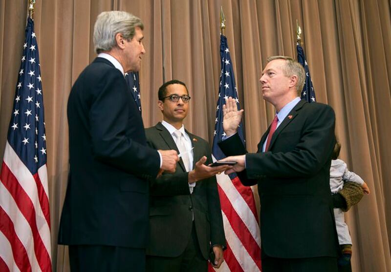 Ngoại trưởng Mỹ John Kerry (trái) và Đại sứ Mỹ tại Việt Nam Ted Osius III (phải) trong buổi lễ tuyên thệ nhậm chức tại Bộ Ngoại giao Mỹ ở Washington DC, vào ngày 10 tháng 12 năm 2014.