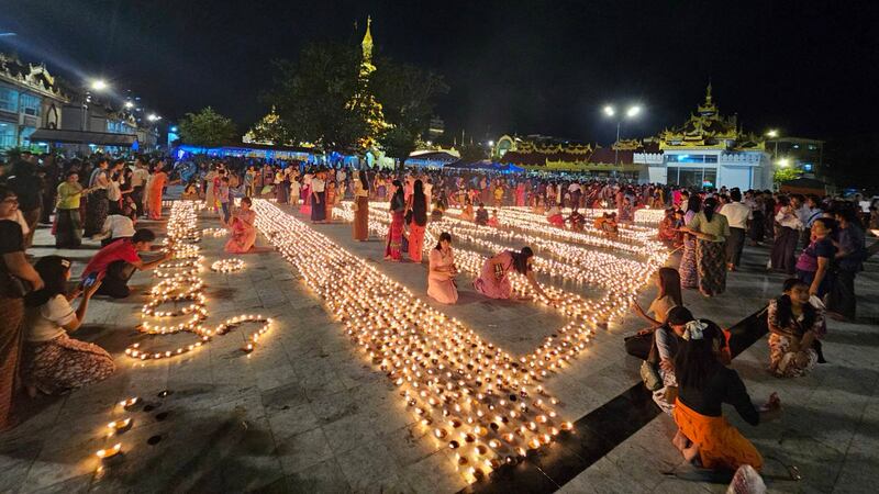 ရန်ကုန်တိုင်း၊ ဗိုလ်တထောင်မြို့နယ်က ကျိုက်ဒေးအပ်ဆံတော်ဦးစေတီမှာ ၂၀၂၃ အောက်တိုဘာ ၂၉ (သီတင်းကျွတ်လပြည့်နေ့)က ပြုလုပ်တဲ့ ဆီမီးကိုးထောင်ပူဇော်ပွဲမှာ ပါဝင် ဆီမီးပူဇော်နေသူတွေကို တွေ့ရစဉ်။ (Photo : RFA)