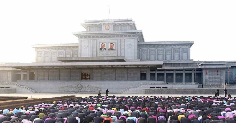 전국 당 초급선전 일꾼대회 참가자들이 지난 2019년 김일성 주석과 김정일 국방위원장의 시신이 안치된 금수산 태양궁전을 찾아 참배하고 있다.