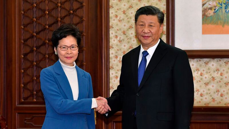 中国国家主席习近平（右）2019年12月16日会见到北京来述职的林郑月娥。（美联社）