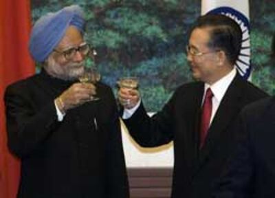 Thủ tướng Trung Quốc Ôn Gia Bảo trong lần gặp gỡ Thủ tướng Ấn Độ Manmohan Singh (trái) tại Bắc Kinh vào năm 2008. AFP PHOTO.