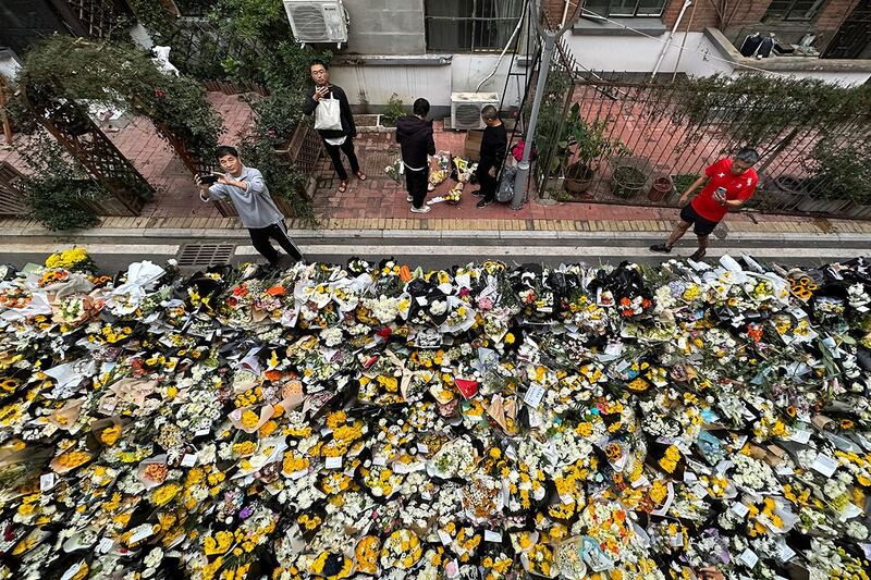 2023年10月28日，安徽省合肥市，已故中国总理李克强童年生活过的居民楼外，民众献花追悼。（美联社）