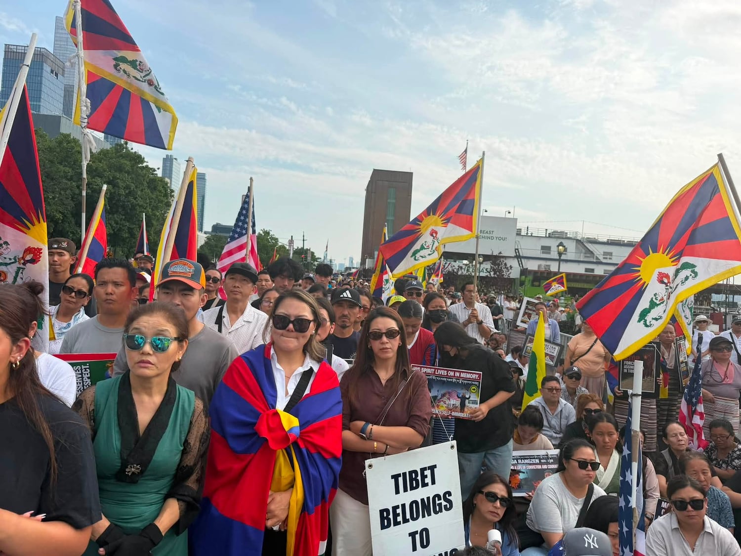 བོད་མིའི་སེམས་ཚོར་དྲག་པོའི་མྱ་ངན་དང་། སྐད་འབོད། མཆོད་འབུལ་གནང་བཞིན་པ།