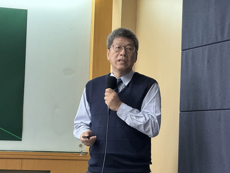 台湾的云林科技大学财金系教授郑政秉表示,百年来没有一个国家,走非市场、非民主路线,经济发展成功过。(记者 黄春梅摄)