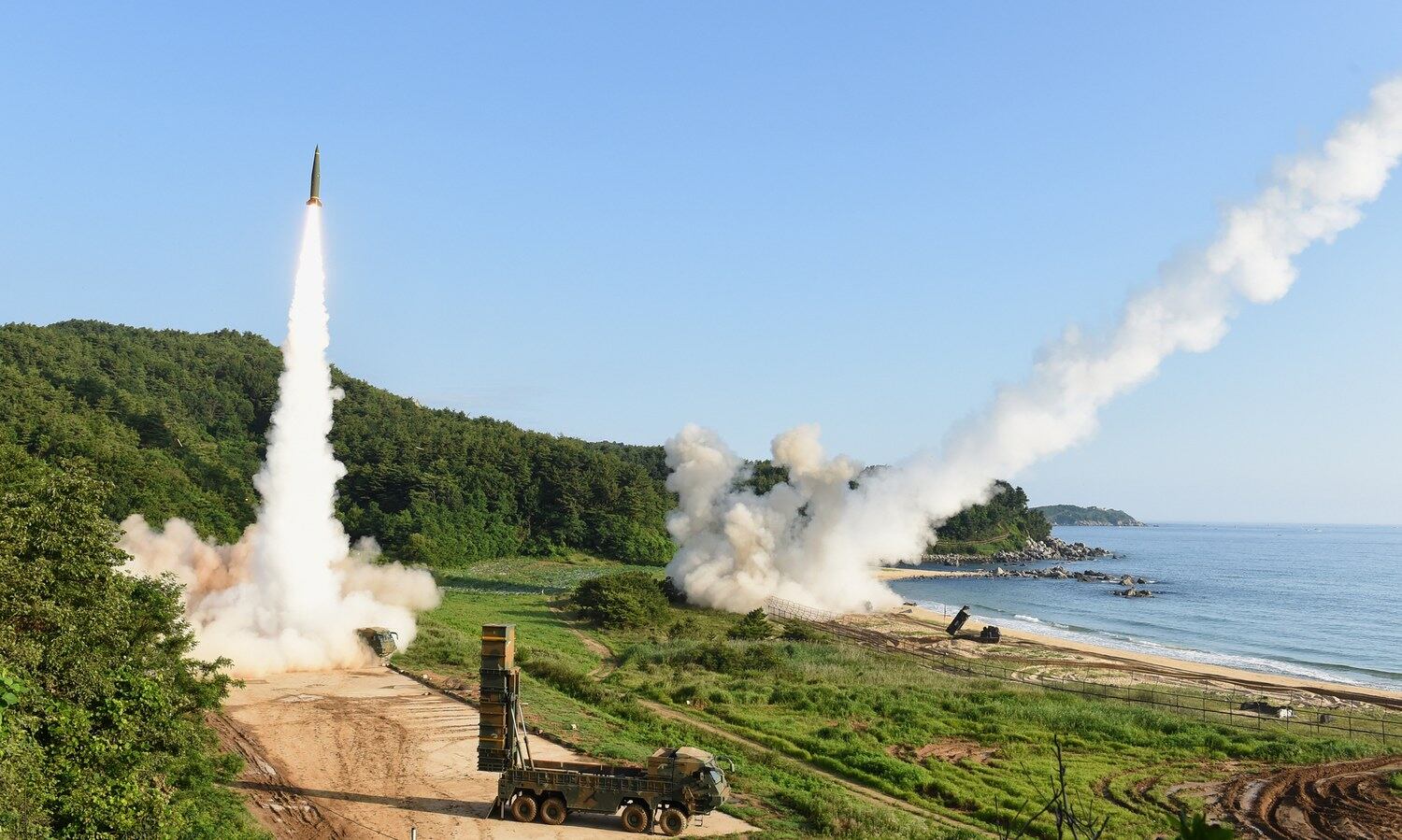 한국 합동참모본부는 지난달 24일 북한의 대륙간탄도미사일(ICBM) 발사에 대응해 동해상에서 합동 지·해·공 미사일을 발사했다고 발표했다. 사진은 지난 2017년 7월 5일 동해안에서 열린 한미 연합 탄도미사일 타격훈련에서 한국군 탄도미사일 현무-2A(왼쪽)와 주한미군 에이태큼스(ATACMS)가 동시 발사되고 있는 모습.