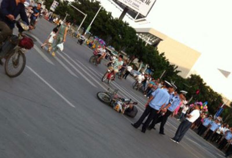 深圳交警截查違例駕駛時，與司機發生衝突，現場留下一部電動車。（目擊者攝）