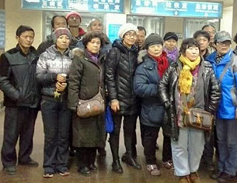 曹順利病危留院期間,多名訪民曾到醫院探望她,當中部份人因而遭刑拘或與外界失去聯繫。(曹順利家屬提供)