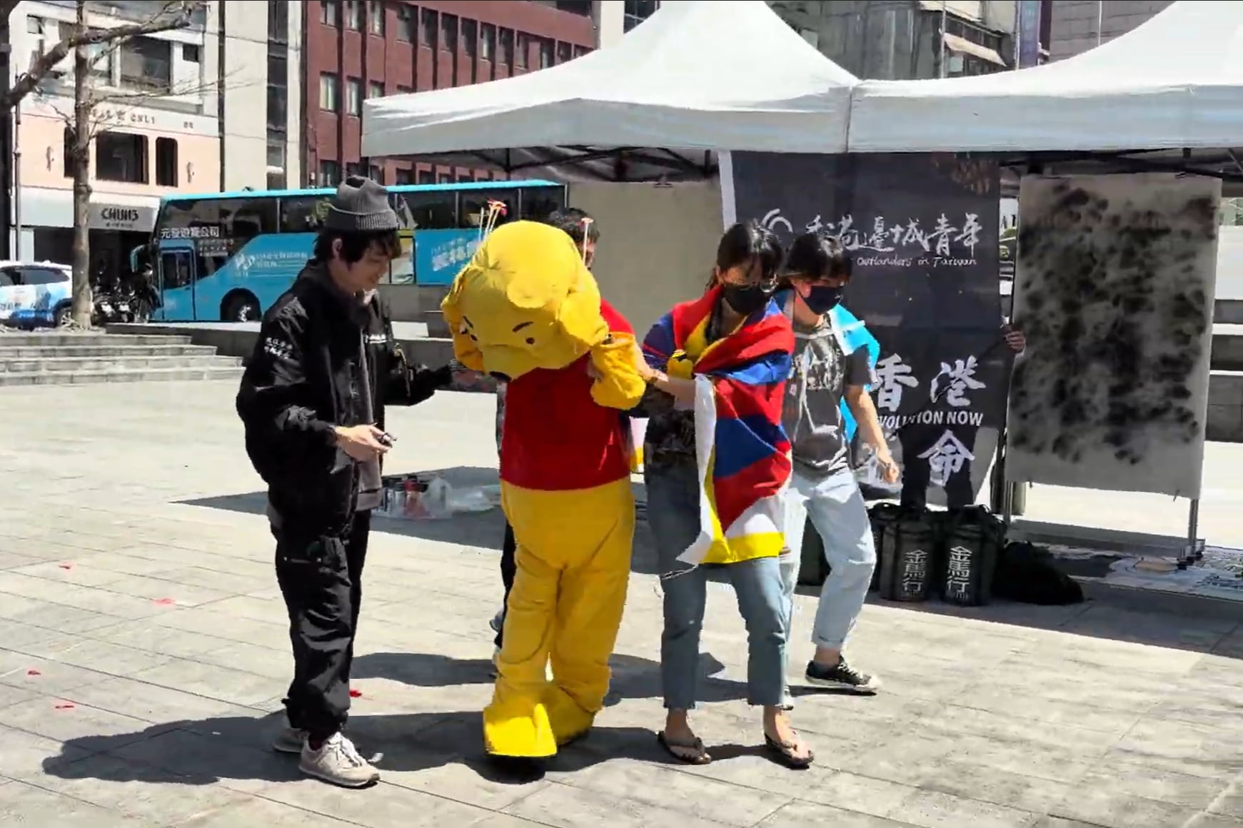 台港团体代表在台北街头合演维尼不怀好意的街头剧,揭示统战背后糖衣毒药。