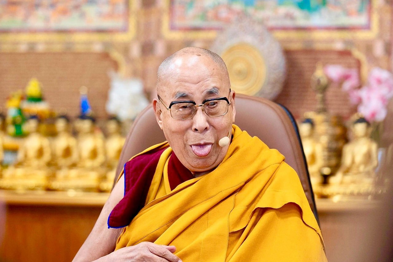 尊者达赖喇嘛吐舌逗乐的幽默场景