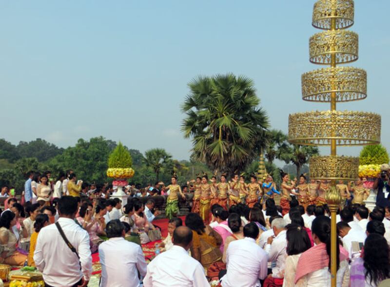 ក្រុម​របាំ​អប្សរា​រាំ​ជូន​ពរ​នៅ​ក្នុង​ពិធី​បួងសួង ក្រុង​ពាលី​មុន​ពេល​ចាប់​ផ្ដើម​បើក​ព្រឹត្តិការណ៍​អង្គរ​សង្ក្រាន្ត​លើក​ទី​៣​នៅ​មុខ​ប្រាសាទ​អង្គរវត្ត កាល​ពី​ព្រឹក​ថ្ងៃ​ទី​១២ ខែ​មេសា ឆ្នាំ​២០១៥។ 