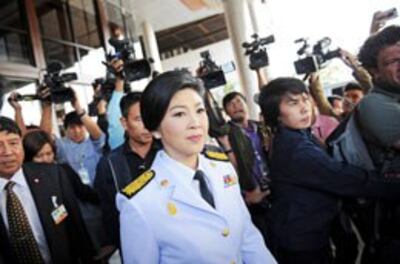 Thủ tướng Thái Lan Yingluck Shinawatra (giữa) rời Câu lạc bộ Quân đội tại Bangkok ngày 28 tháng 1 năm 2014 sau buổi họp với Ủy ban bầu cử để thảo luận về kế hoạch cho một cuộc tổng tuyển cử vào ngày 2 tháng 2