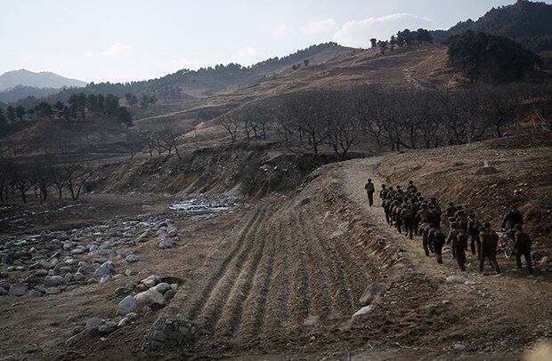 북한 군인들이 원산의 한 시골길을 걷고 있다.