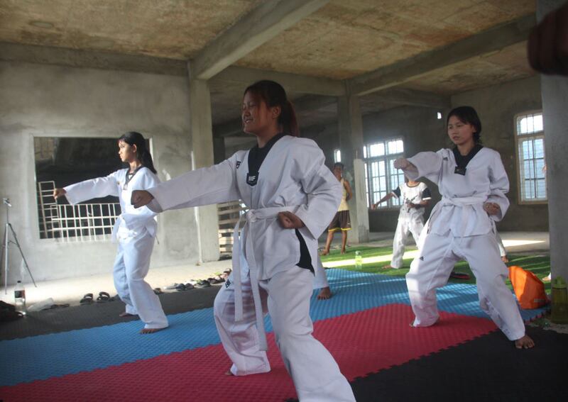 စစ်ကိုင်းတိုင်း ကလေးမြို့တွင် တိုက်ကွမ်ဒို ကိုယ်ခံပညာ သင်ကြားနေသည့် လူငယ်များအား ၂၀၂၃ ခုနှစ် မေလ ၁၅ ရက်နေ့က တွေ့ရစဉ်။ (Photo: RFA)