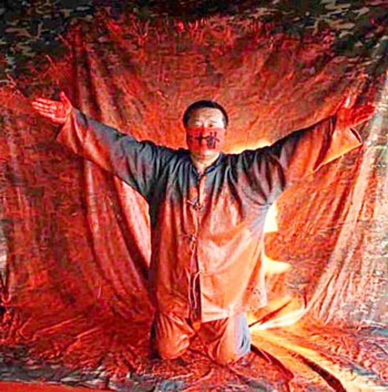 郭蓋在十八大期間,創作“六十撲”行為藝術,被公安扣查數小時。(照片來自郭蓋博客)