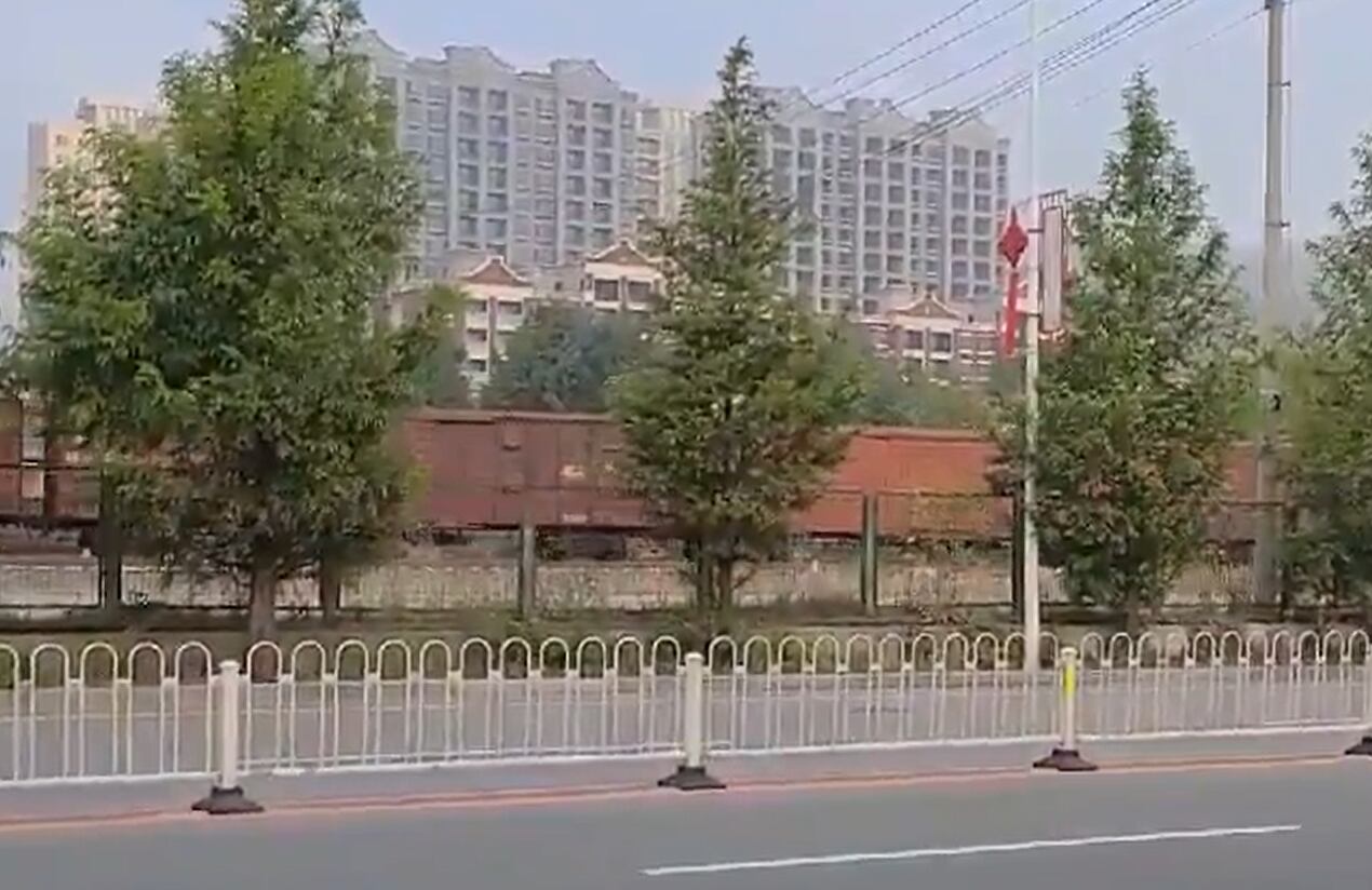 단둥역에서 화물을 싣기 위해 정차하고 있는 북한 국제화물열차.