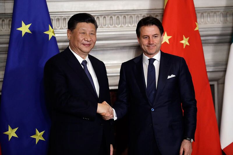 2019年3月23日,中国国家主席习近平(左)和前意大利总理孔蒂(Giuseppe Conte),在罗马举行中意“一带一路” 倡议谅解备忘录签署仪式上。(美联社)