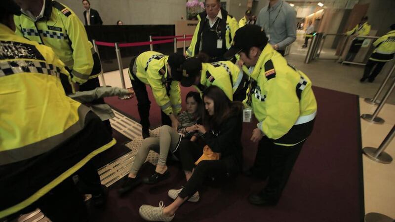 图片:警方清场,把所有示威者逐一抬走。(香港众志提供,摄於3月15日)