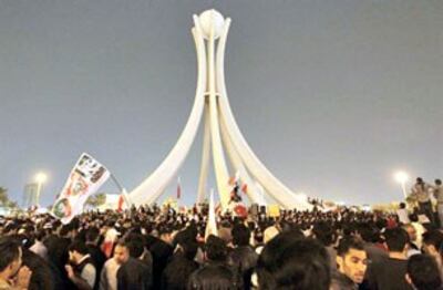 Bahrain, hàng ngàn người biểu tình đóng trụ ngày đêm ở quảng trường Pearl đòi thay đổi chế độ. AFP