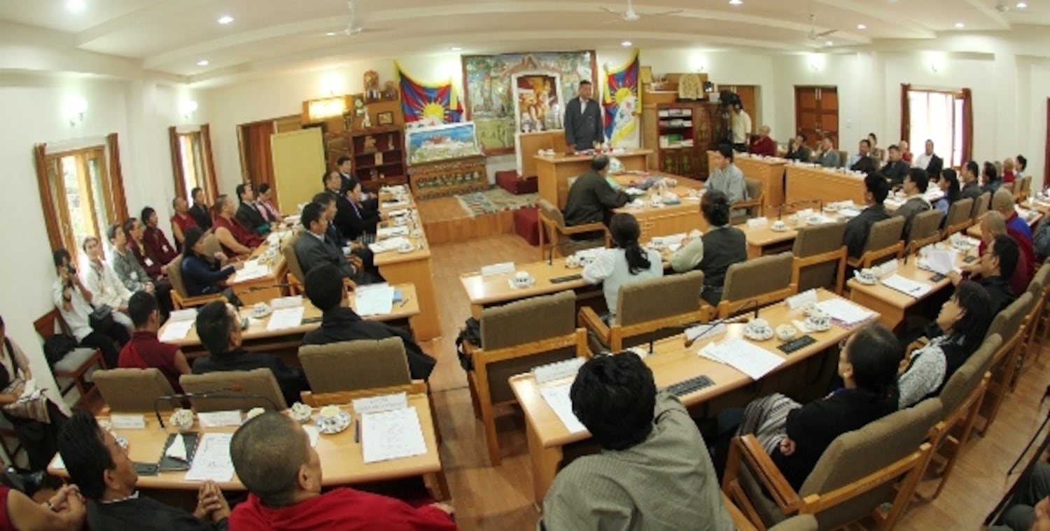 སྐབས་ ༡༥ པའི་བོད་མི་མང་སྤྱི་འཐུས་ལྷན་ཚོགས་ཀྱི་གྲོས་ཚོགས་ཚོགས་དུས་དྲུག་པ་འཚོག་བཞིན་པ། (༢༠༡༣།༩།༡༧)
