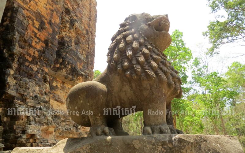 ប្រាសាទ​តោ​នៅ​ក្នុង​បរិវេណ​រមណីយដ្ឋាន​ប្រាសាទ​សំបូរ​ព្រៃ​គុក ស្ថិត​នៅ​ឃុំ​សំបូរ ស្រុក​ប្រាសាទសំបូរ ខេត្ត​កំពង់ធំ។ រូបថត​ថ្ងៃ​ទី​១២ ខែ​កញ្ញា ឆ្នាំ​២០១៦។ 