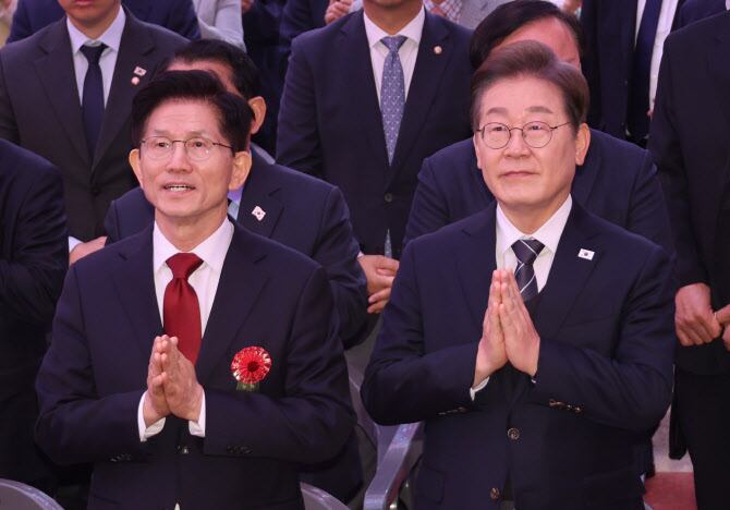 이재명 더불어민주당 대선 후보(오른쪽)와 김문수 국민의힘 대선 후보(왼쪽)가 지난 5일 서울 종로구에서 열린 불교 행사에서 합장하고 있다.