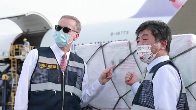 中国媒体讥讽台美关系是假友谊。图为今年6月美国捐赠250万剂疫苗运抵台湾。美国在台协会处长郦英杰(图左)和台湾卫福部长陈时中(图右)亲临接机。(视频截图)