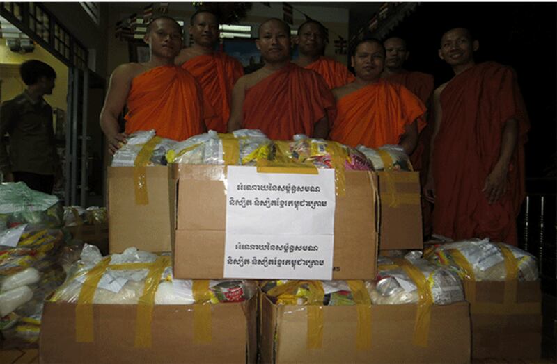 ព្រះ​សង្ឃ​-​និស្សិត ខ្មែរកម្ពុជាក្រោម ​ចែក​អំណោយ​ដល់​អ្នក​រងគ្រោះ​ដោយ​ទឹក​ជំនន់​នៅ​ស្រុក​បវិល ខេត្តបាត់ដំបង នៅ​ថ្ងៃ​ទី១១​ ខែ​តុលា​ ឆ្នាំ​២០១៣​។ 