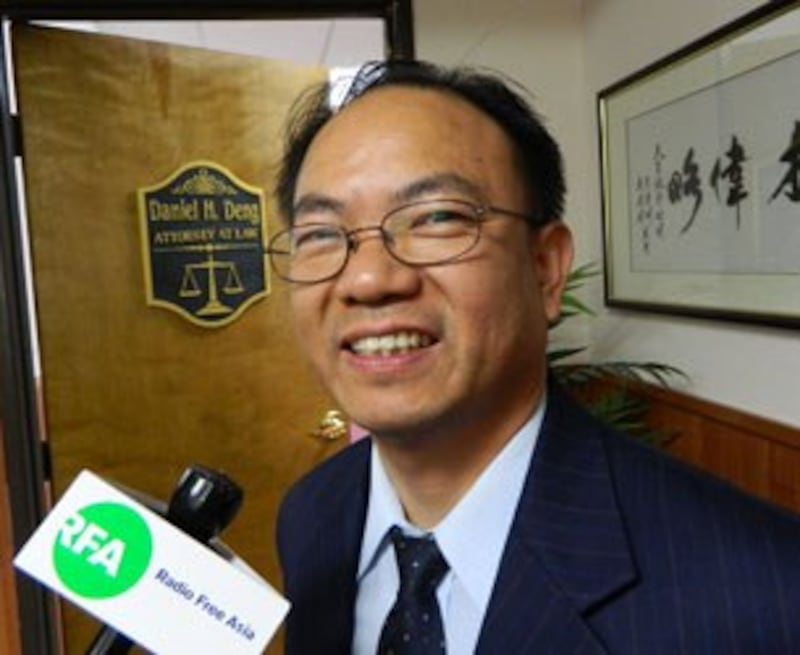图片：律师邓洪指不肖中介蓄意蒙骗是学生遭遇不公起因。(记者萧融拍摄)