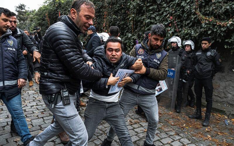 24-نويابىر ئۈرۈمچىدە يۈز بەرگەن ئوت ئاپىتى سەۋەبىدىن ئىستانبۇلدىكى خىتاي كونسۇلخانىسى ئالدىدا نامايىش ئېلىپ بېرىۋاتقان ئۇيغۇرلارنى تۈرك ساقچىلىرى تۇتۇپ مېڭىۋاتقان كۆرۈنۈش. 2022-يىلى 30-نويابىر، تۈركىيە.