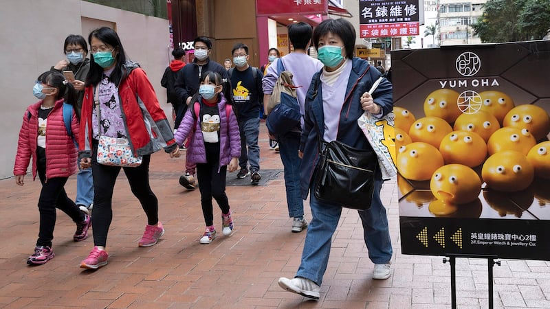 2020年2月8日,香港街头的民众带着口罩。(美联社)