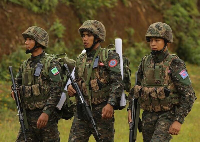 တအာင်းအမျိုးသားလွတ်မြောက်ရေးတပ်မတော် TNLA၊ ရက္ခိုင့်တပ်တော် AA နဲ့ ကိုးကန့်အဖွဲ့ MNDAA ညီနောင်မဟာမိတ် သုံးဖွဲ့ တပ်ဖွဲ့ဝင်အချို့အား တွေ့ရစဉ်။ (Photo: Arakan Army)