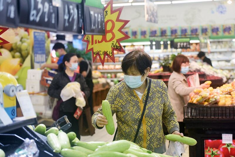 2022 年 5 月 11 日,浙江省杭州市的一家超市,顾客购买蔬菜。(法新社)