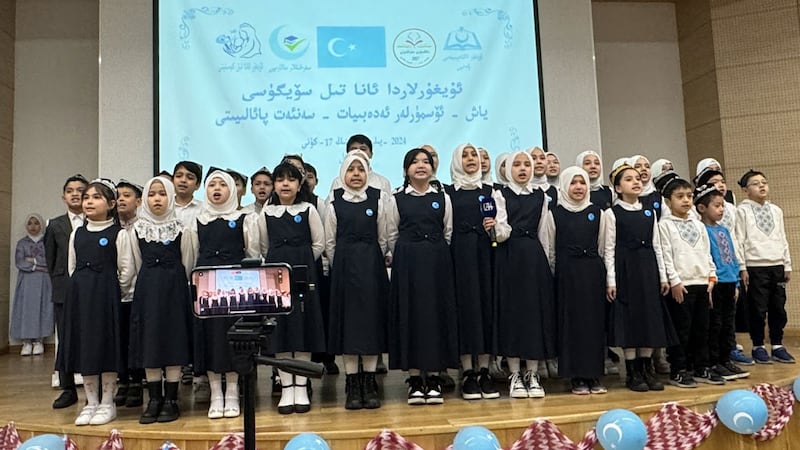 خەلقئارا ئانا تىلى كۈنى مۇناسىۋىتى بىلەن ئىستانبۇلدا ئۆتكۈزۈلگەن ئۇيغۇرلاردا ئانا تىل سۆيگۈسى پائالىيىتىنىڭ كۆرۈنۈشى. 2024-يىلى 17-فېۋرال، ئىستانبۇل