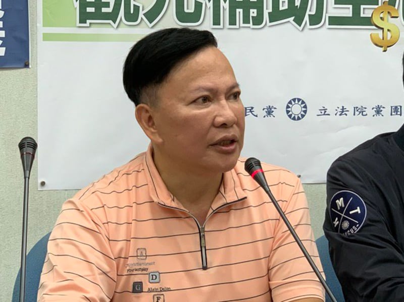 台东观光协会理事郑越才指出，陆客归零是中国使用人肉炸弹。(记者 黄春梅摄)