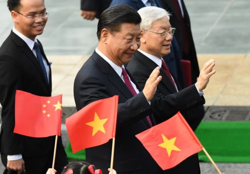 Chủ tịch Trung Quốc Tập Cận Bình (giữa) và Tổng Bí thư Nguyễn Phú Trọng (phải) trong lễ đón tại Phủ Chủ tịch ở Hà Nội hôm 12/11/2017