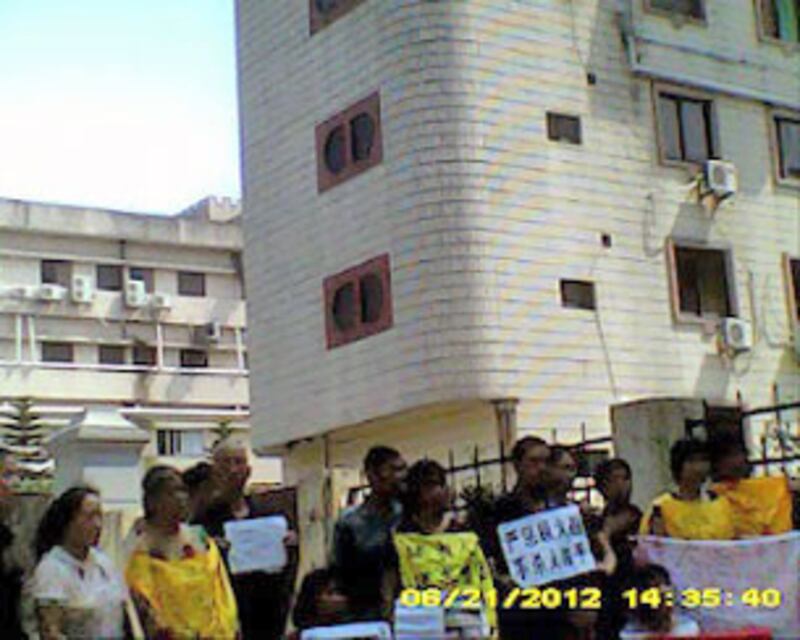 部份訪民著上狀衣在法院外抗議及聲援林炳興。(相片由現場人士提供)