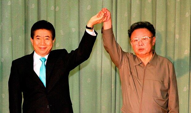 지난 2007년 10.4선언에 합의한 후 노무현 대통령과 김정일 위원장이 함께 손을 들어 포즈를 취하고 있다.