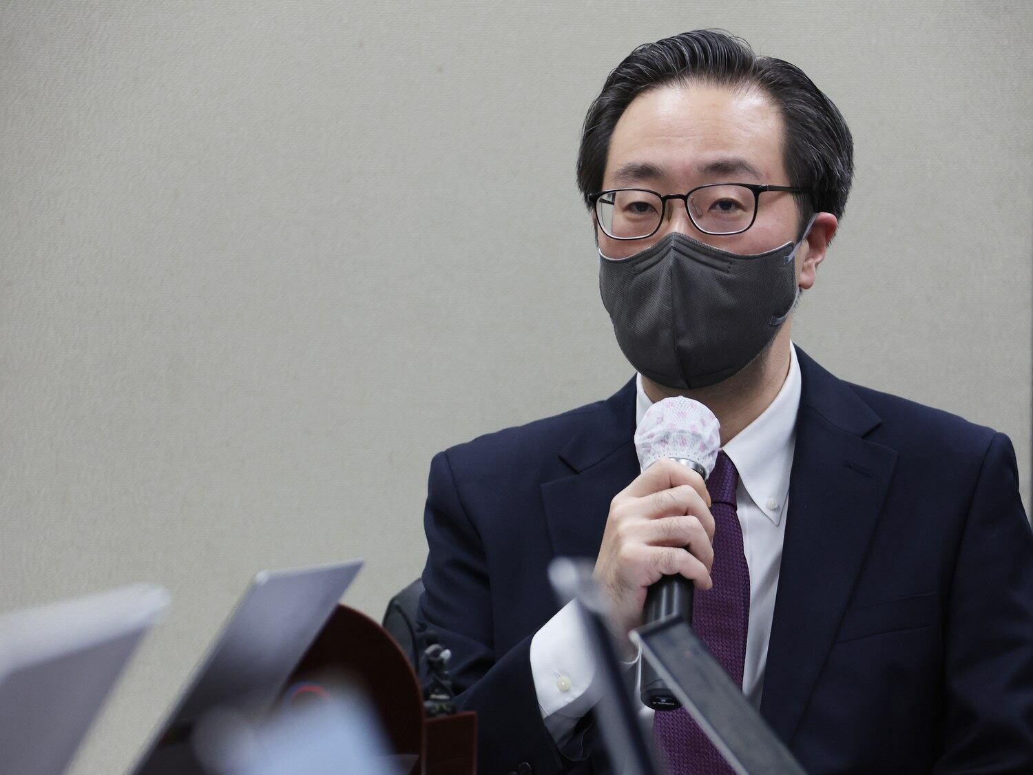 이준일 외교부 북핵외교기획단장이 8일 오후 서울 종로구 도렴동 외교부 청사에서 북한 IT 인력에 대한 정부합동주의보 관련 백그라운드 브리핑을 하고 있다.