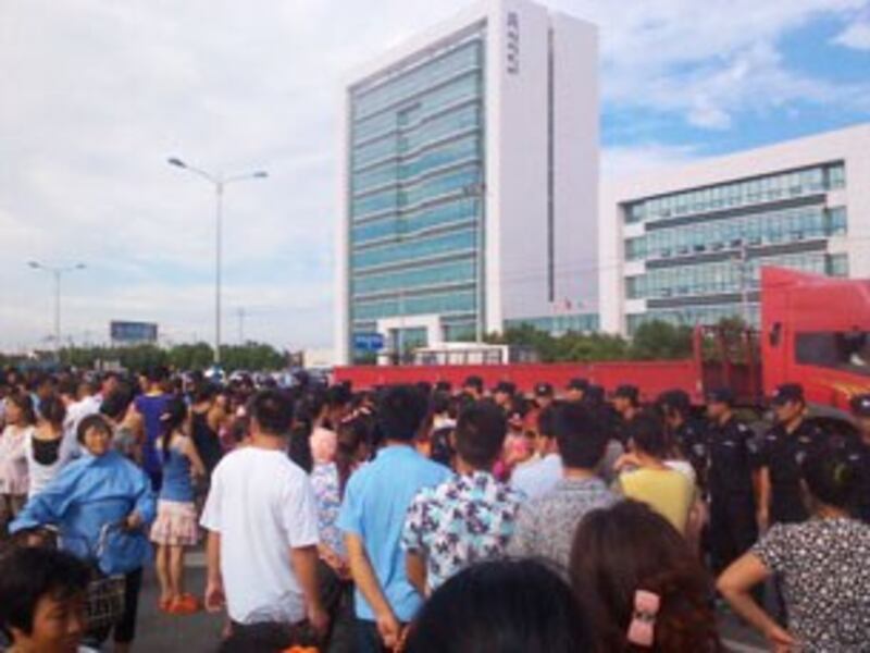 图片:浙江民企深陷担保漩涡,嘉兴明效丰汇集团倒闭老板跑路,工人慌乱讨薪特警出动维稳。(中国茉莉花革命网)