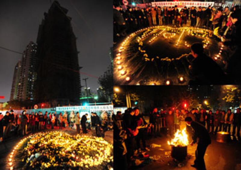 2012年11月15日,逾百災民和死者家屬晚上舉行燭光晚會,以及進行路祭。(王先生 提供)