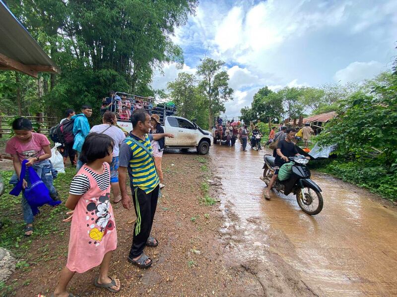 ထိုင်းနိုင်ငံဘက်သို့ ခိုလှုံလာသည့် ကရင်နီပြည်နယ်မှ စစ်ဘေးဒုက္ခသည်များအား ၂၀၂၃ ခုနှစ်၊ ဇွန်လ ၁၃ ရက်နေ့က တွေ့ရစဉ်။ (Photo: Citizen Journalist)