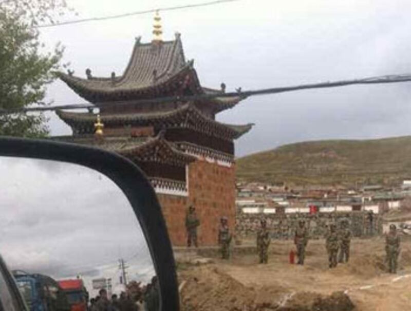 丹正多杰自焚後,武警在合作寺外戒備。(照片由自由西藏提供)