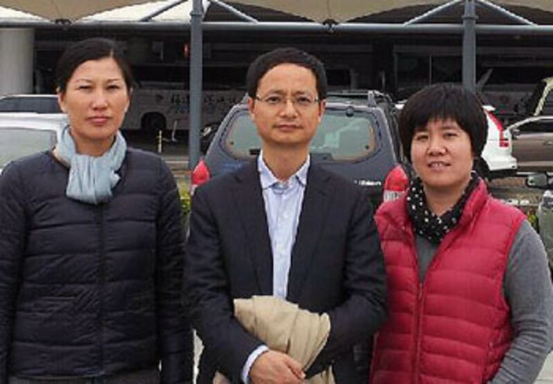 2013年3月28日，左起︰吳華英、律師斯偉江、念建蘭。（相片來自念建蘭微博）