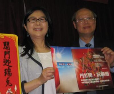 图片:赖幸媛(左)评两岸趋缓符合美中台利益.右为台北驻洛经文处处长龚中诚。(记者萧融拍摄)