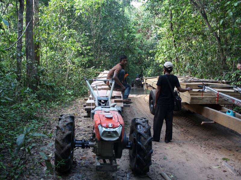 គោយន្ត​ដឹក​ឈើ​របស់​ក្រុម​អ្នក​កាប់​ឈើ​ដោយ​ខុស​ច្បាប់​នៅ​ក្នុង​តំបន់​ព្រៃ​ព្រះរកា ខេត្ត​ព្រះវិហារ កាល​ពី​ខែ​សីហា ឆ្នាំ​២០១៦។ រូបថត​អង្គការ​ពន្លក​ខ្មែរ