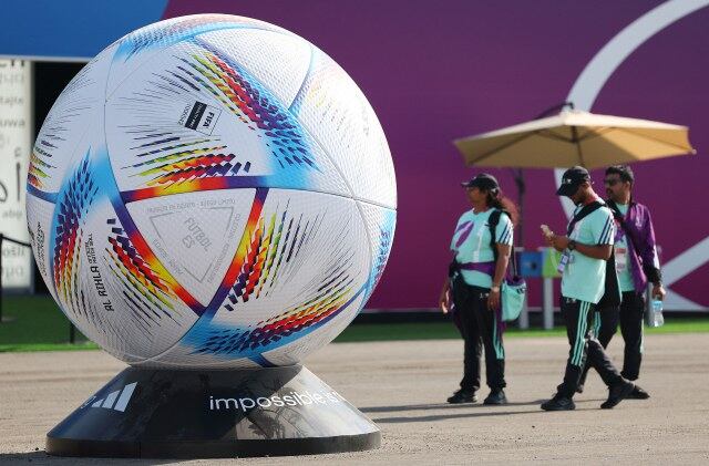 2022 카타르 월드컵이 열리는 카타르 도하 FIFA 팬 페스티벌 행사장에 초대형 공인구'알 릴라'의 모형이 설치돼 있다.