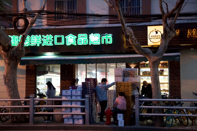 上海封城造成饥饿。图为一家超市在封城之前。(美联社)